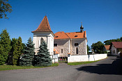 Raně gotický kostel z konce 13.století, přestavěn v 16.a18.století.