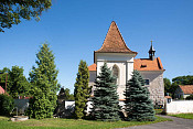 Raně gotický kostel z konce 13.století, přestavěn v 16.a18.století.